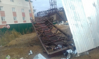 На детский сад в Барнауле упал башенный кран