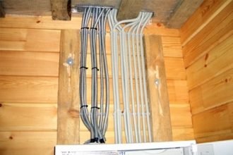 Монтируем открытую электропроводку в деревянном доме