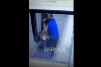 В Барнауле мужчина домогался женщину в лифте
