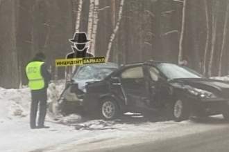 В Барнауле столкнулись два автомобиля