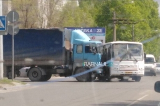 В Барнауле столкнулись фура и автобус 