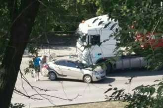 В Барнауле столкнулись грузовик и учебный автомобиль