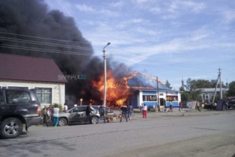 В Алтайском крае произошел сильный пожар в спортивном магазине