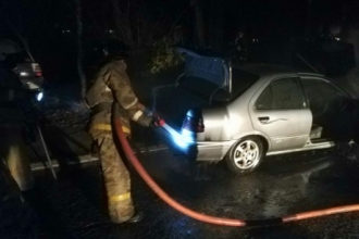 Посреди улицы в Бийске загорелся автомобиль Ниссан