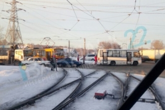 В Барнауле продолжает сталкиваться общественный транспорт