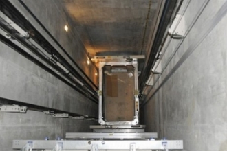 В Бийске рабочий упал в шахту лифта