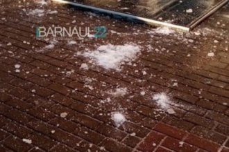 В Барнауле на тротуар рухнул кусок льда