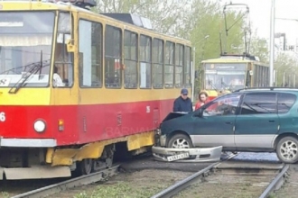 В Барнауле столкнулись трамвай и легковой автомобиль