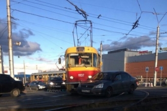 В Барнауле столкнулись авто и трамвай