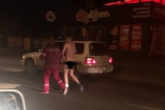 В Барнауле по дороге бегал голый мужчина