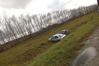 В Алтайском крае сразу две машины слетели с трассы