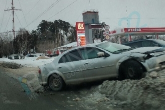 В Барнауле в результате ДТП автомобиль оказался в сугробе 