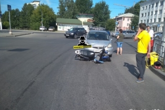 В Барнауле водитель сбил курьера 