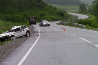 В Алтайском крае водитель без прав слетел с дороги