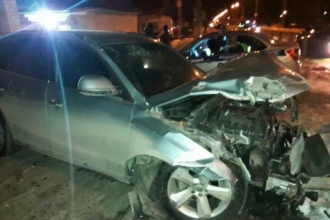 В Барнауле автомобиль снес ограждение и столб