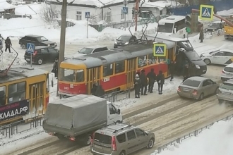 В Барнауле столкнулись трамвай и Газель