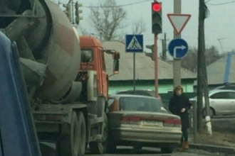 В Барнауле столкнулись бетономешалка и легковушка