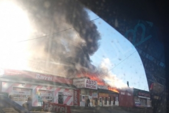 В Барнауле произошёл пожар в автомобильном магазине