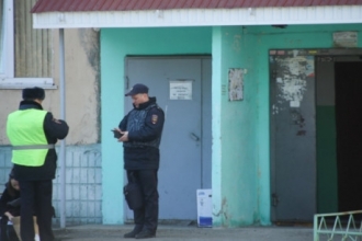 В Барнауле мужчина угрожал топором полицейским