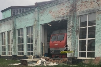 Тепловоз в Барнауле протаранил стену депо 
