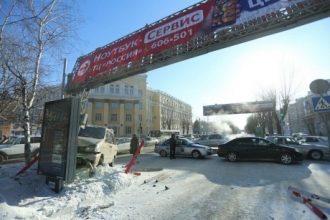 В центре Барнаула автомобиль снес рекламный щит 
