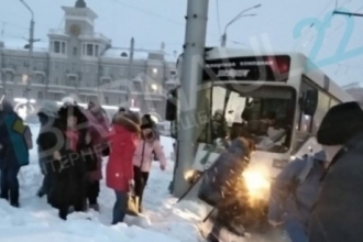 В Барнауле произошло серьезное ДТП с участием пассажирского автобуса