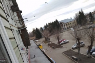 Житель Бийска упал с пятого этажа, спускаясь по самодельной веревке