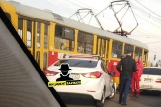 Авария заблокировала движение трамваев в Барнауле