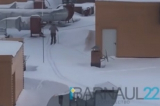 На крыше торгового центра в Барнауле мужчина обустроил лыжню 