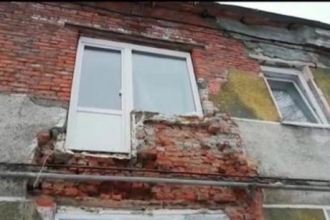 В аварийном доме Барнаула из-за обвалившегося льда рухнул балкон