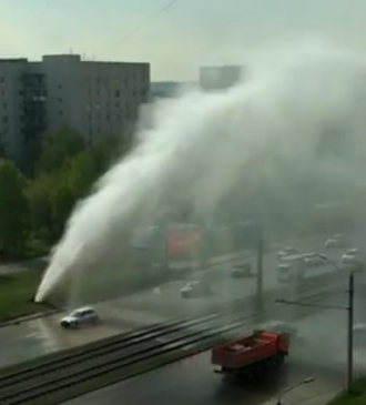 В Барнауле хлестал фонтан из-за аварии 