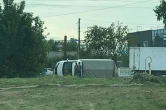 В Барнауле в результате ДТП перевернулся грузовик