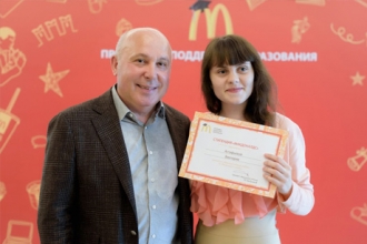 «Макдоналдс» расширил список российских городов, получающих именные стипендии