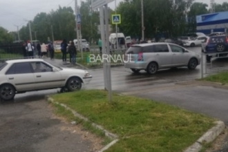 Подробности наезда Toyota Mark II на девушек в Барнауле