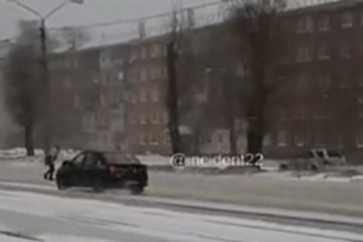 В Барнауле мужчина ходил по дороге и прыгал на авто