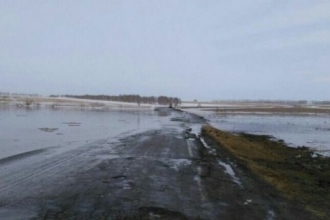Две дороги в Алтайском крае подтопило теплыми водами