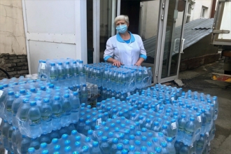 Больницы Новосибирска и Красноярска получили 24 000 бутылок воды от «Балтики»