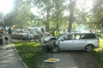 В Барнауле автомобиль протаранил дом