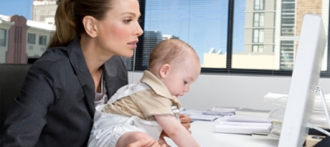 Основная часть работающих мам жалуются на отсутствие поддержки от работодателей	