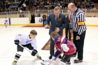 Хоккейный матч исторического значения на «Кубок Победы» был проведен в Барнауле