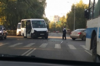В Барнауле произошла авария с участием маршрутного такси