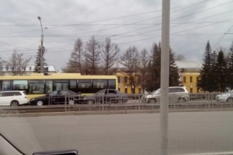 В Барнауле из-за ДТП собралось несколько машин в «паровозик»