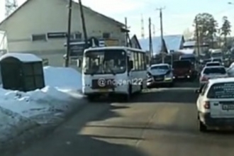 В Барнауле столкнулись автобус и иномарка