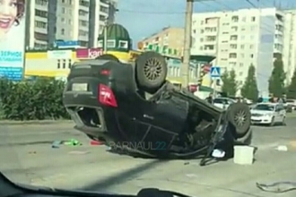 В Барнауле в результате ДТП автомобиль перевернулся на крышу