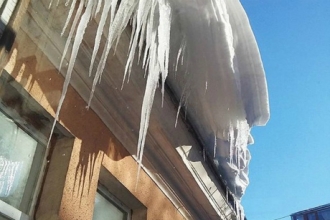 В Алтае на ребенка обрушилась глыба льда с крыши магазина