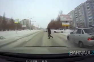 В Сети появилось видео момента наезда машины на пешехода в Барнауле 