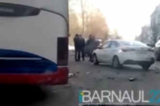В центре Барнаула произошло тройное ДТП