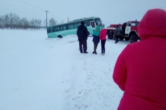 В Алтайском крае с трассы слетел пассажирский автобус
