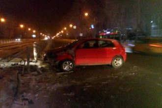 В Барнауле пьяный водитель протаранил бордюр 