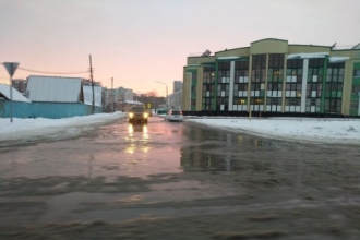 Посреди дороги в Барнауле образовался «гейзер»
